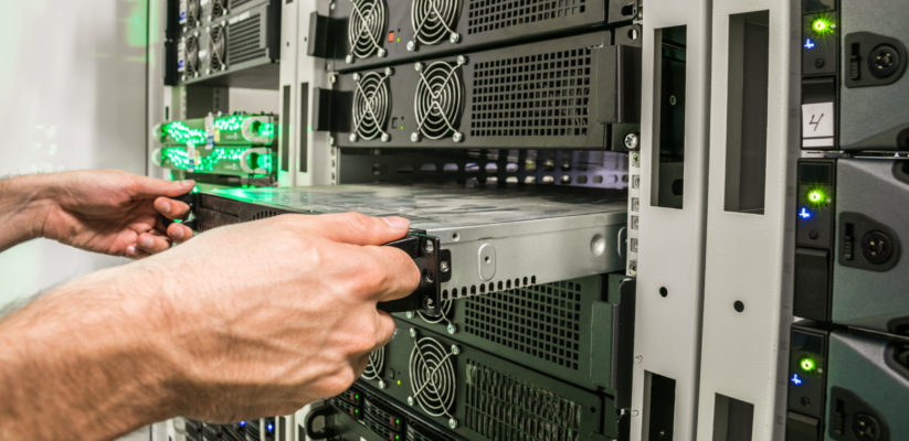 Removing server from universal rail