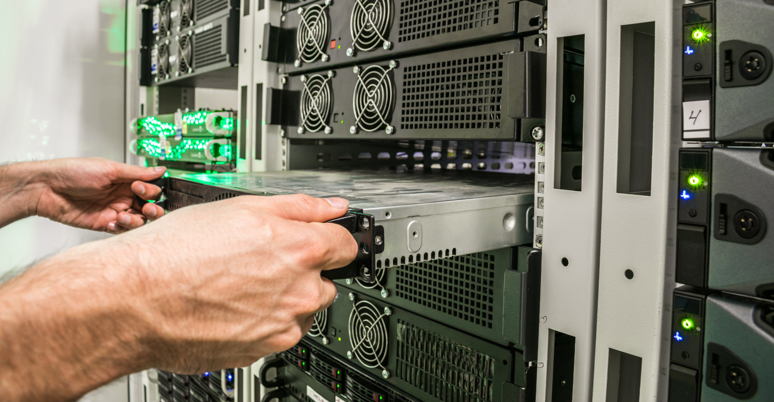 Removing server from universal rail